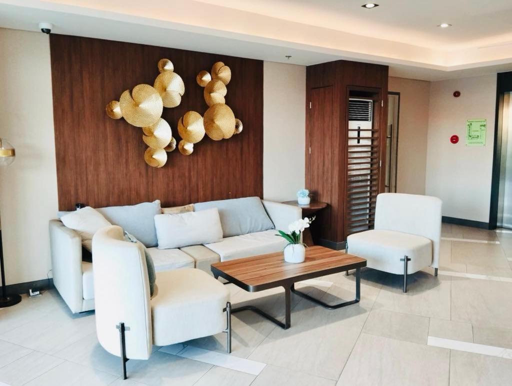 Rj Elite Escape 2Br Condo W Balcony Near Sm Iloilo Екстериор снимка