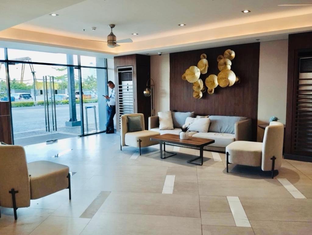 Rj Elite Escape 2Br Condo W Balcony Near Sm Iloilo Екстериор снимка