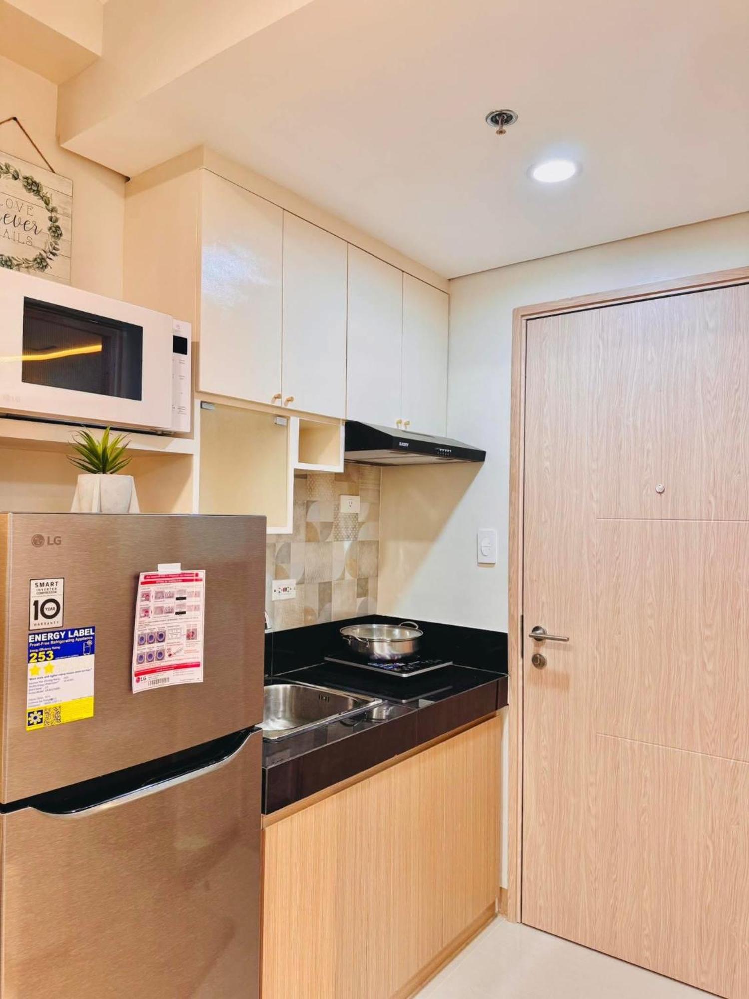 Rj Elite Escape 2Br Condo W Balcony Near Sm Iloilo Екстериор снимка